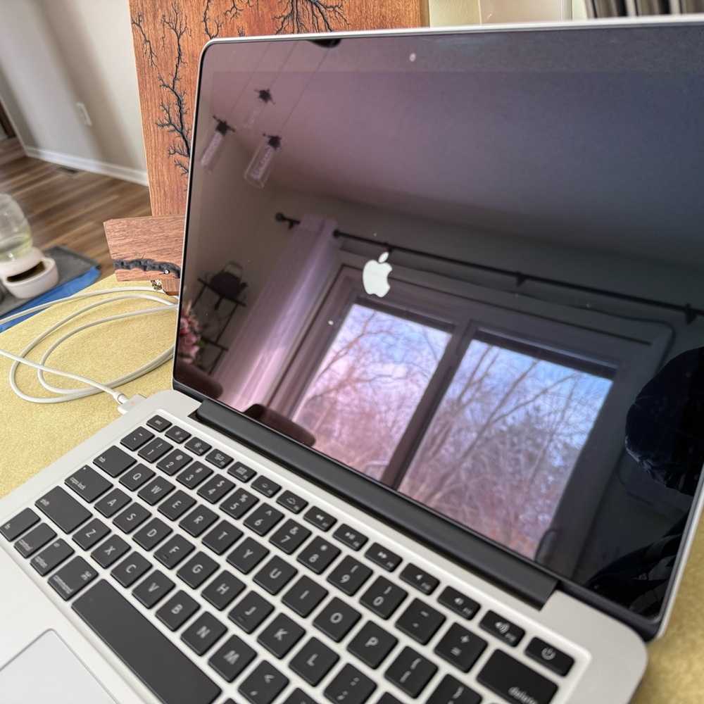 Apple MacBook Pro - Picture 3 of 9